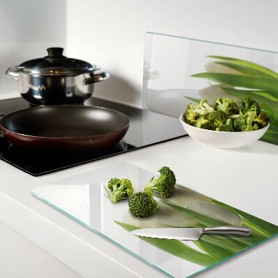 Tábua para cozinha Tulipas em um fundo de folhas verdes