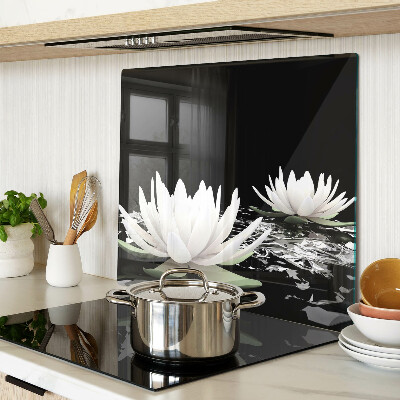 Tábua para corte Nenúfares em um fundo preto