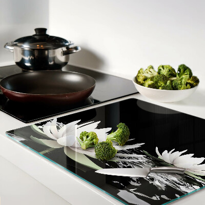 Tábua para corte Nenúfares em um fundo preto