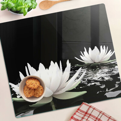 Tábua para corte Nenúfares em um fundo preto