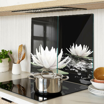 Tábua para corte Nenúfares em um fundo preto