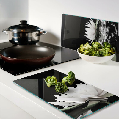 Tábua para corte Nenúfares em um fundo preto