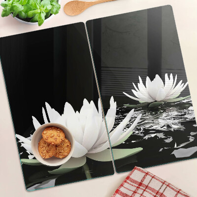 Tábua para corte Nenúfares em um fundo preto