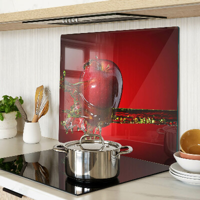 Tábua para corte Maçã vermelha com água