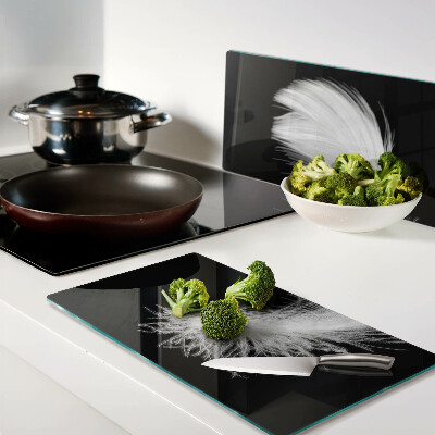 Tábua para corte Pena em fundo preto