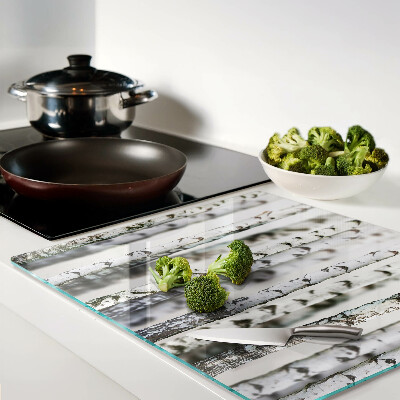 Tábua para corte Bétulas brancas na floresta