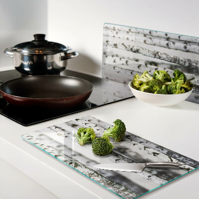 Tábua para corte Bétulas brancas na floresta