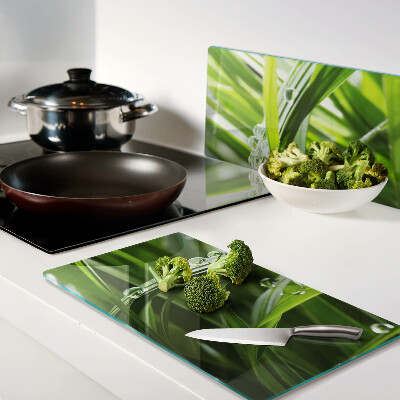 Tábua para corte Gotas de água na grama