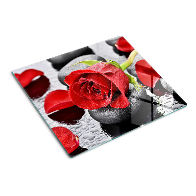 Tábua para cozinha Rosa sobre pedras com gotas de água