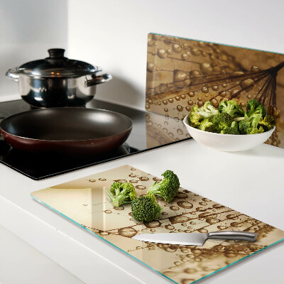 Tábua para corte Gotas de água em uma planta