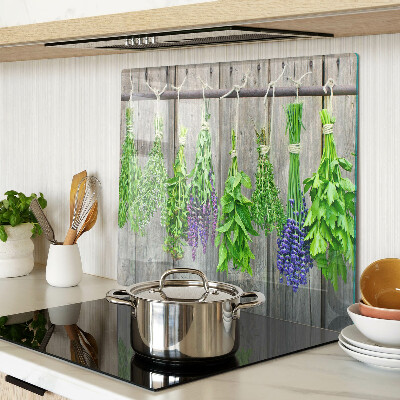 Tábua para cozinha Ervas secas em um fundo de madeira