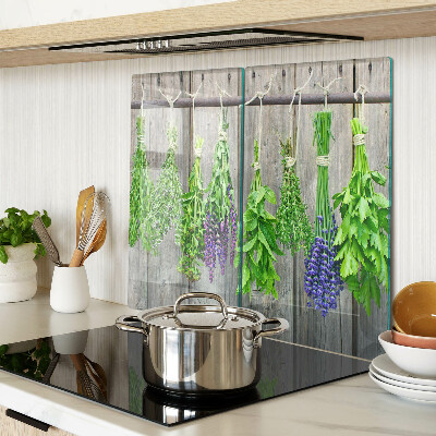 Tábua para cozinha Ervas secas em um fundo de madeira