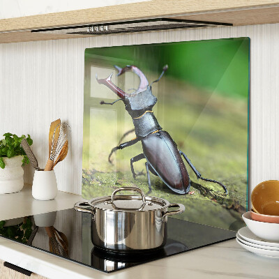 Tábua para cozinha Besouro-veado em um fundo verde