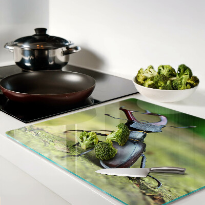 Tábua para cozinha Besouro-veado em um fundo verde