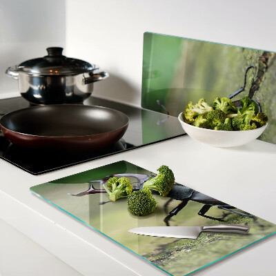 Tábua para cozinha Besouro-veado em um fundo verde