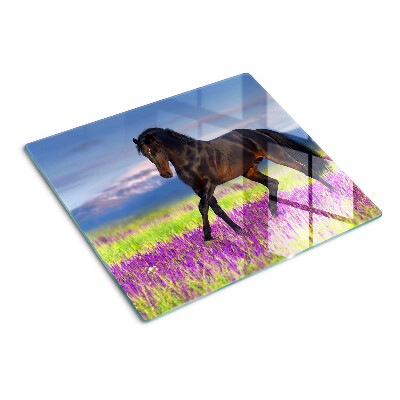 Tábua para corte Um cavalo contra um fundo de flores roxas