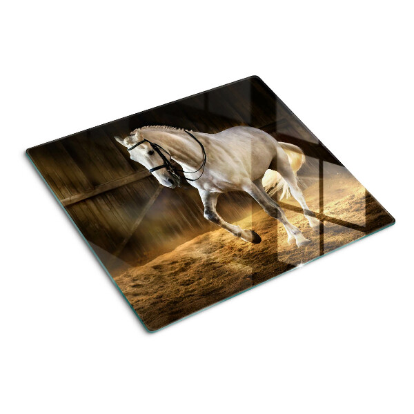 Tábua para corte Um cavalo em movimento no estábulo