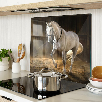 Tábua para corte Um cavalo em movimento no estábulo