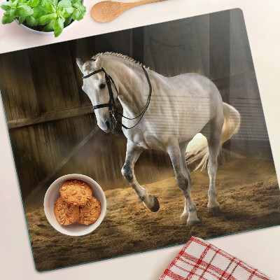 Tábua para corte Um cavalo em movimento no estábulo