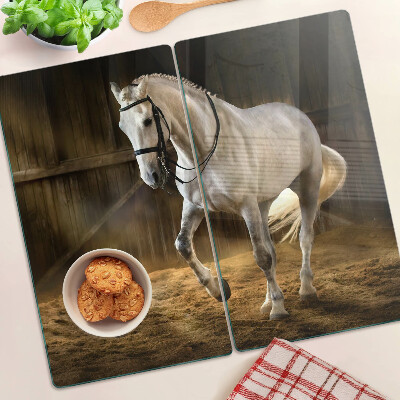 Tábua para corte Um cavalo em movimento no estábulo