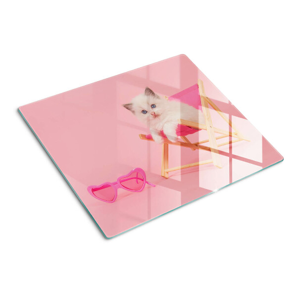 Tábua para cozinha Um gatinho em uma espreguiçadeira em um fundo rosa