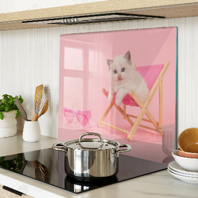 Tábua para cozinha Um gatinho em uma espreguiçadeira em um fundo rosa