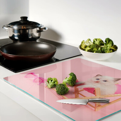 Tábua para cozinha Um gatinho em uma espreguiçadeira em um fundo rosa