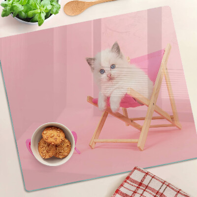 Tábua para cozinha Um gatinho em uma espreguiçadeira em um fundo rosa