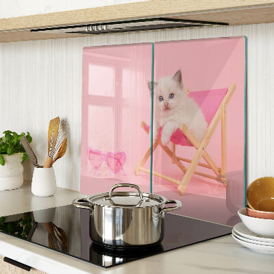 Tábua para cozinha Um gatinho em uma espreguiçadeira em um fundo rosa