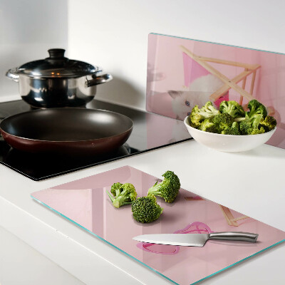 Tábua para cozinha Um gatinho em uma espreguiçadeira em um fundo rosa