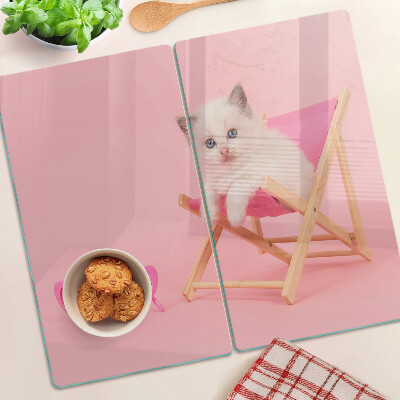 Tábua para cozinha Um gatinho em uma espreguiçadeira em um fundo rosa