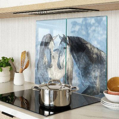 Tábua para corte Cavalos em uma paisagem de inverno