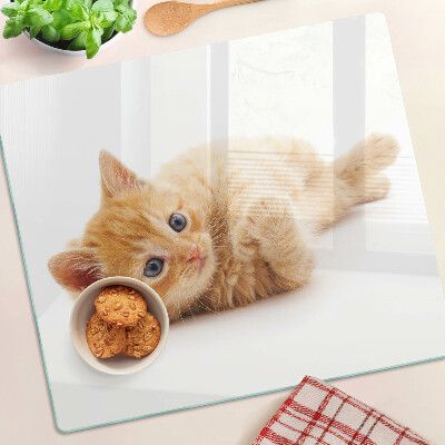 Tábua para corte Gatinho ruivo em um fundo branco