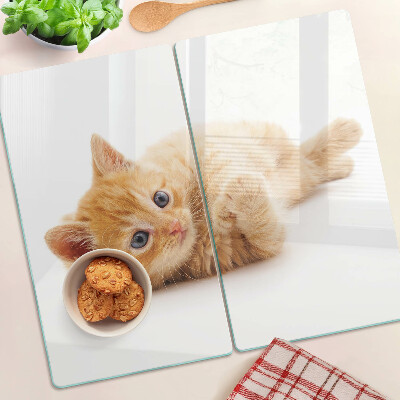 Tábua para corte Gatinho ruivo em um fundo branco