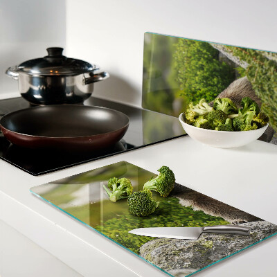 Tábua para corte Marmota contra um fundo de grama verde