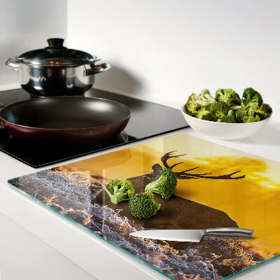 Tábua para cozinha Um veado no fundo de uma paisagem matinal