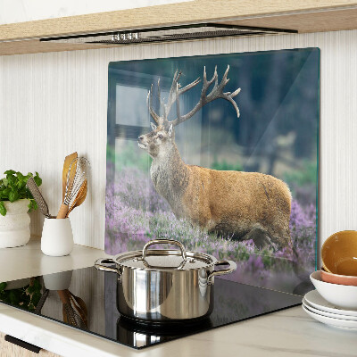 Tábua para corte Veado em uma paisagem de lavanda