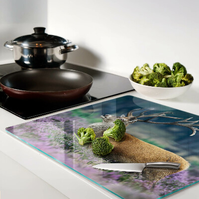 Tábua para corte Veado em uma paisagem de lavanda