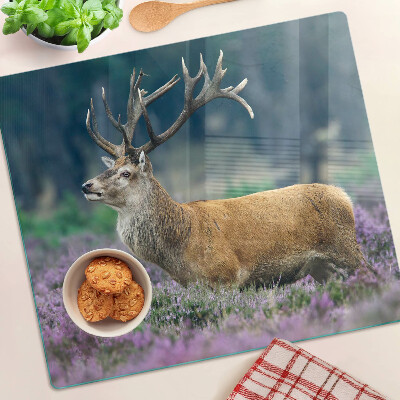 Tábua para corte Veado em uma paisagem de lavanda