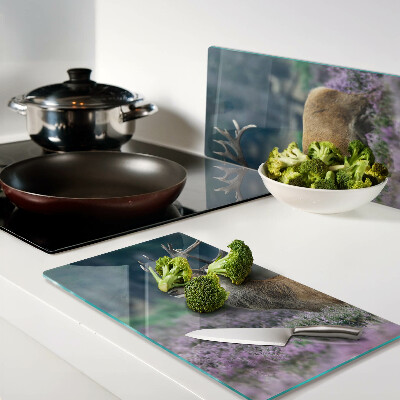 Tábua para corte Veado em uma paisagem de lavanda