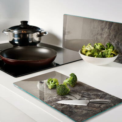 Tábua para corte Lobo em uma montanha rochosa