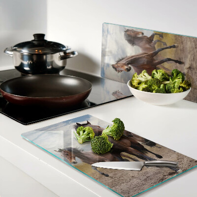 Tábua para corte Cavalos correndo no pasto