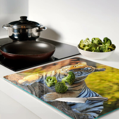 Tábua para corte Tigre contra o fundo da natureza