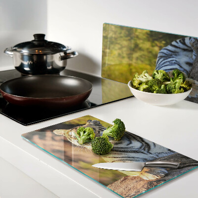 Tábua para corte Tigre contra o fundo da natureza