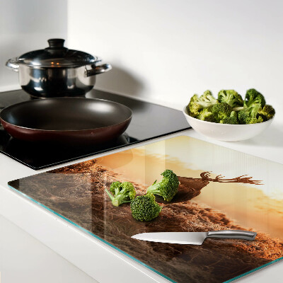 Tábua para corte Veado contra o fundo do pôr do sol