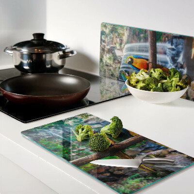 Tábua para cozinha Papagaios em um galho em uma floresta tropical