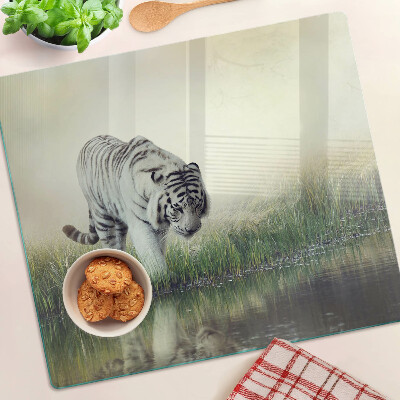 Tábua para corte Tigre na grama