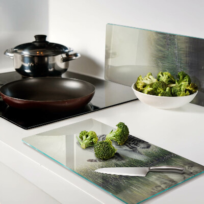 Tábua para corte Tigre na grama