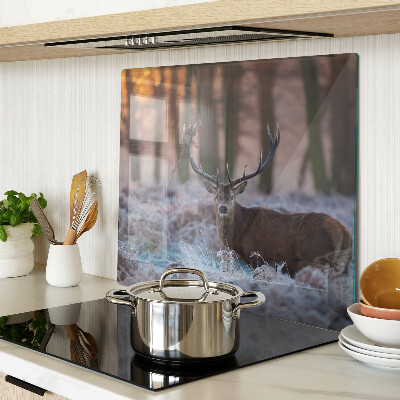 Tábua para corte Veados na floresta de inverno