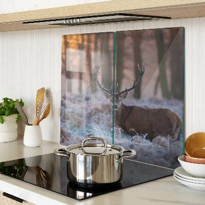 Tábua para corte Veados na floresta de inverno